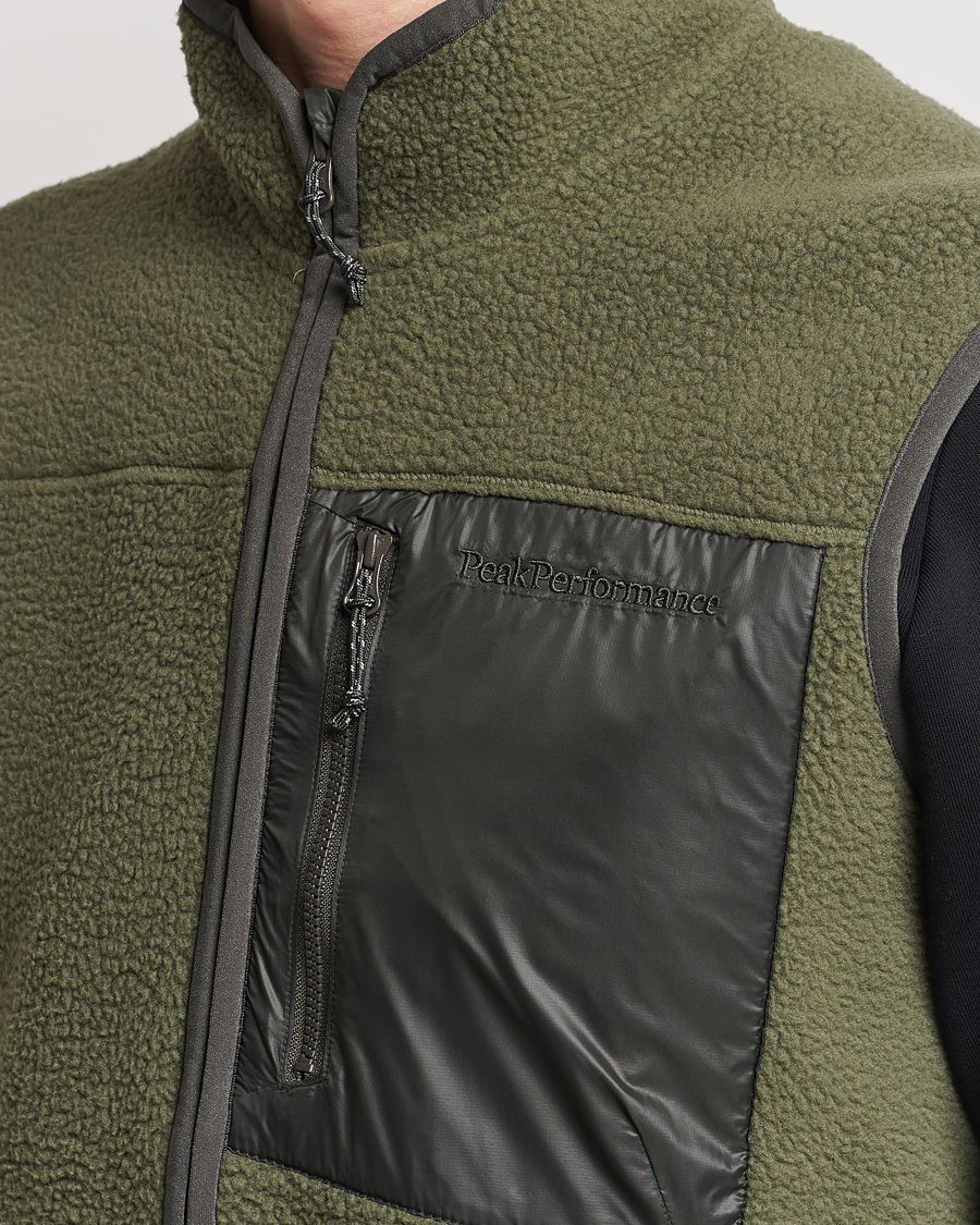 Mies | Puserot | Peak Performance | Pile Vest Pine Needle