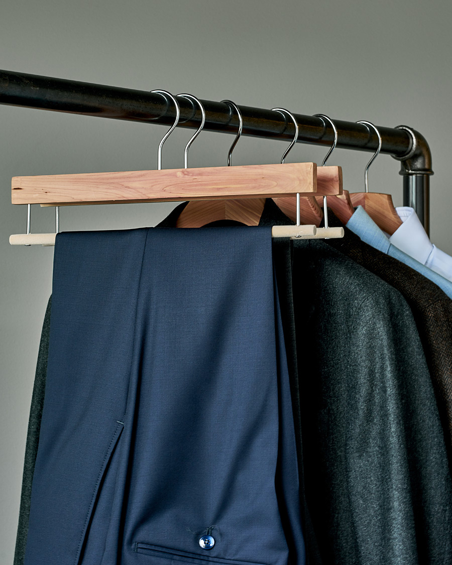 Mies | Vain Care of Carlilta | Care with Carl | 2-Pack Cedar Wood Trouser Hangers