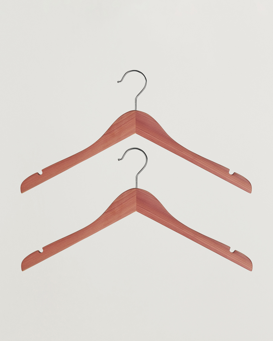 Mies | Vain Care of Carlilta | Care with Carl | 2-Pack Cedar Wood Shirt Hangers