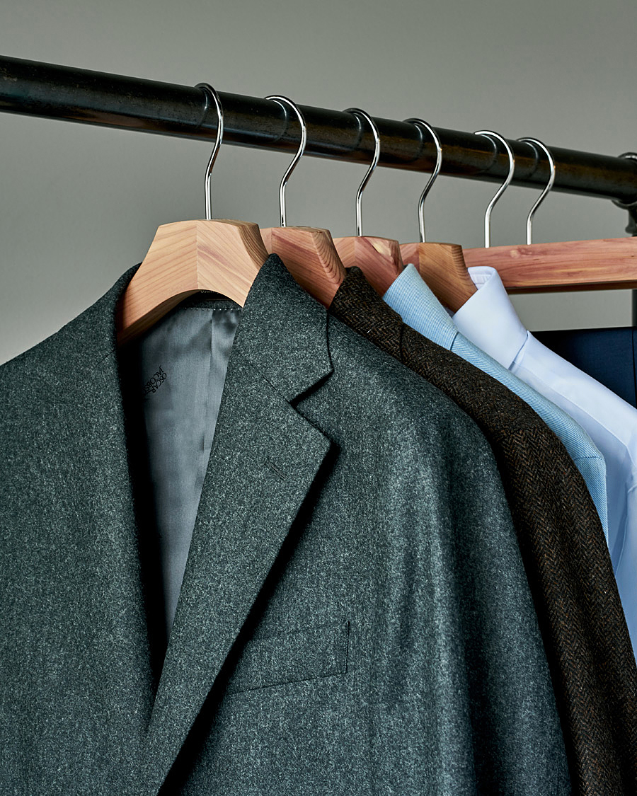 Mies | Vain Care of Carlilta | Care with Carl | 2-Pack Cedar Wood Shirt Hangers