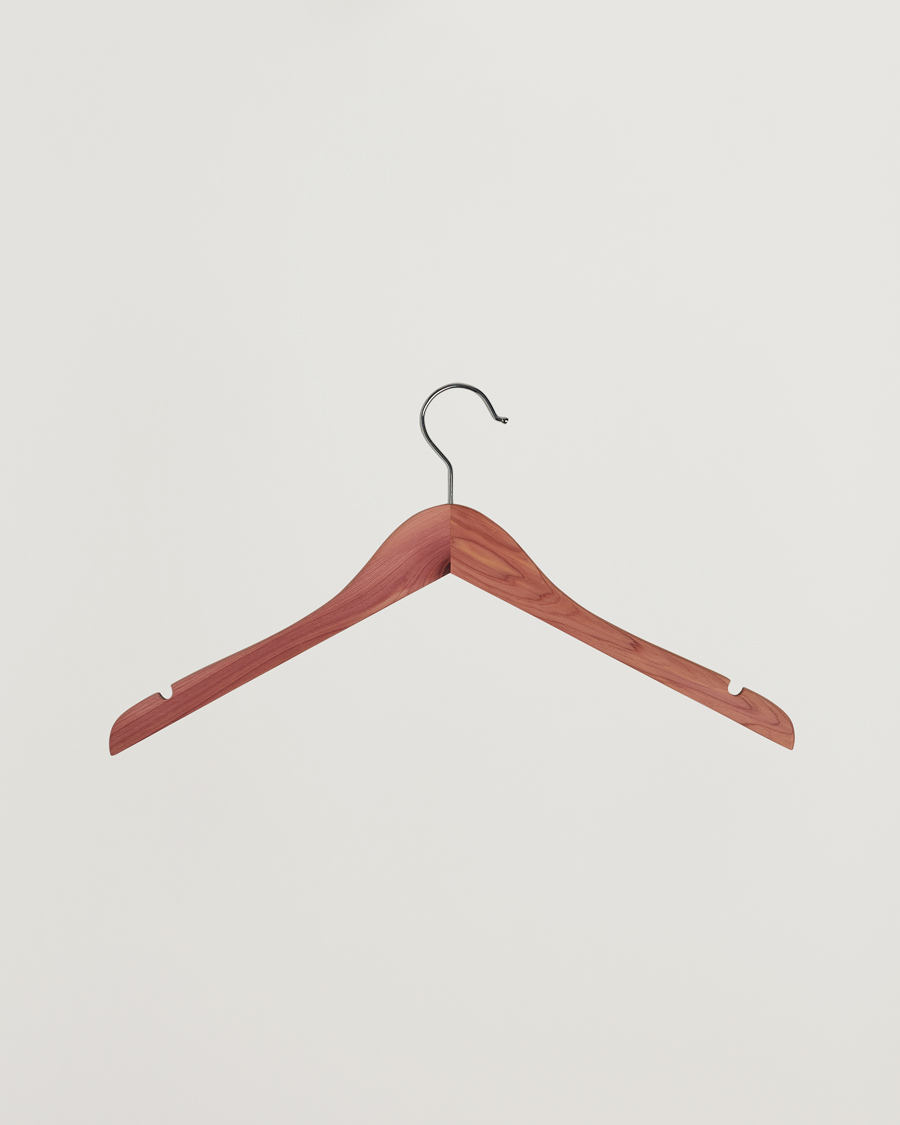 Mies | Vain Care of Carlilta | Care with Carl | 2-Pack Cedar Wood Shirt Hangers