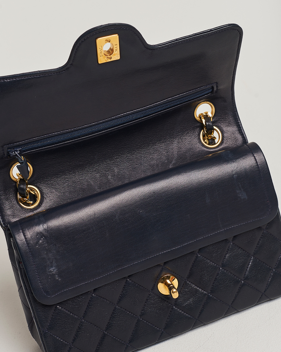 Mies | Chanel Pre-Owned Small Classic Flap Bag Navy | Chanel Pre-Owned | Small Classic Flap Bag Navy