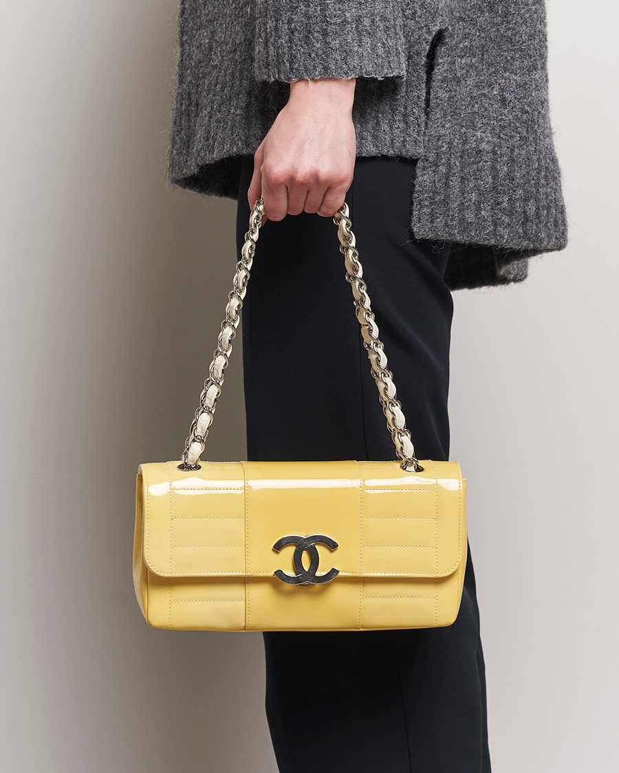Mies | Chanel Pre-Owned Patent Flap Bag Yellow | Chanel Pre-Owned | Patent Flap Bag Yellow