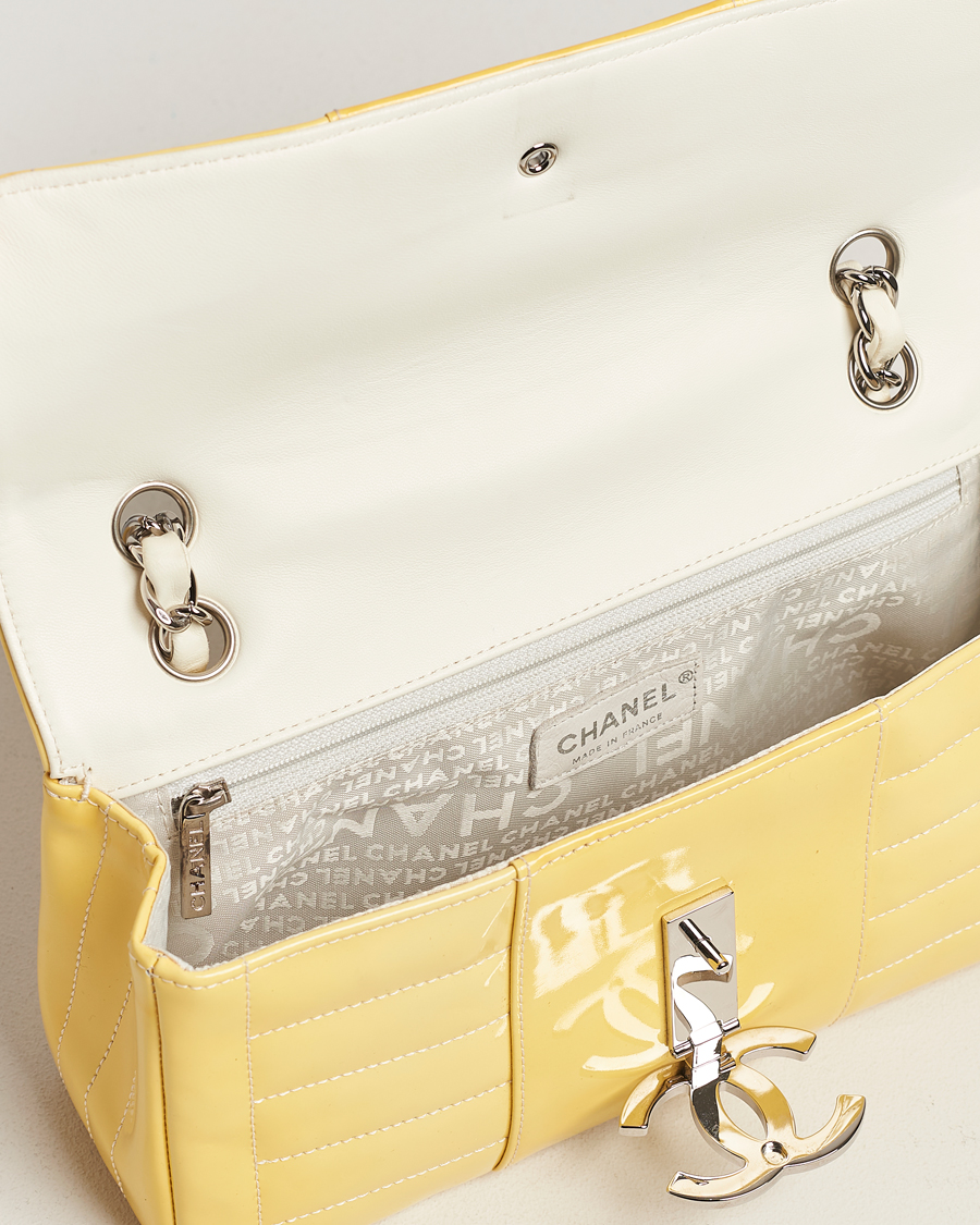 Mies | Chanel Pre-Owned Patent Flap Bag Yellow | Chanel Pre-Owned | Patent Flap Bag Yellow