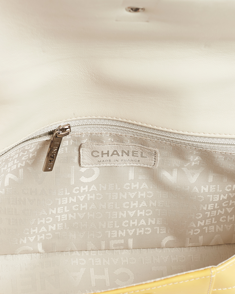 Mies | Chanel Pre-Owned Patent Flap Bag Yellow | Chanel Pre-Owned | Patent Flap Bag Yellow