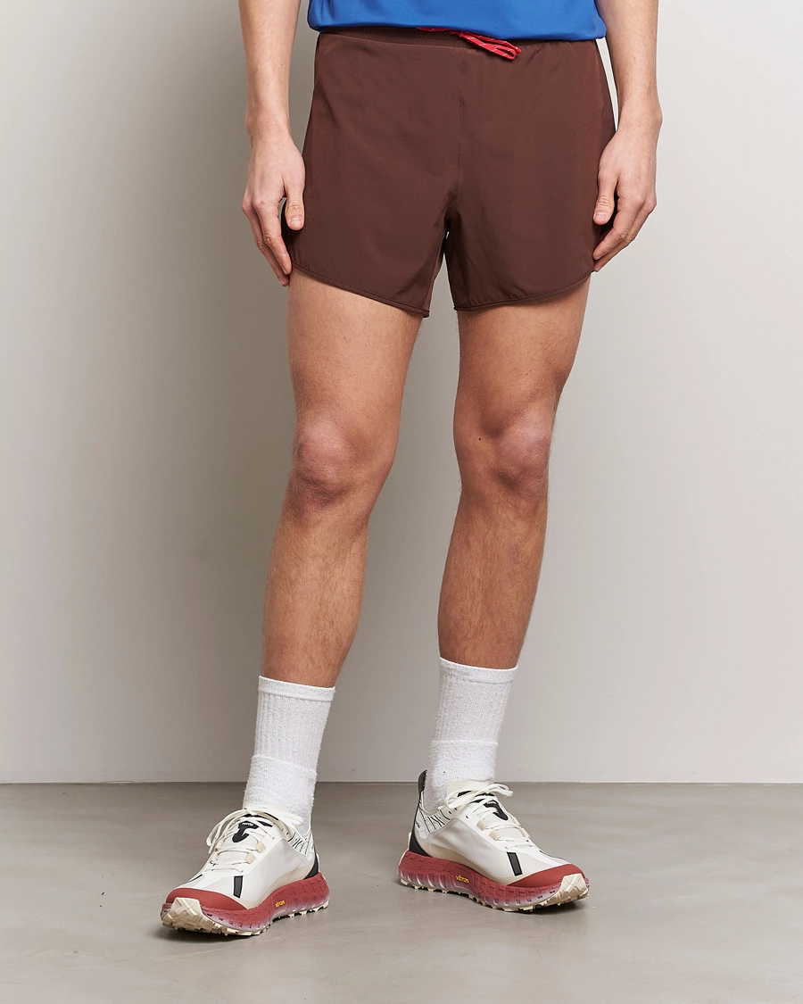 Mies | Tekniset shortsit | District Vision | 5 Inch Training Shorts Cacao