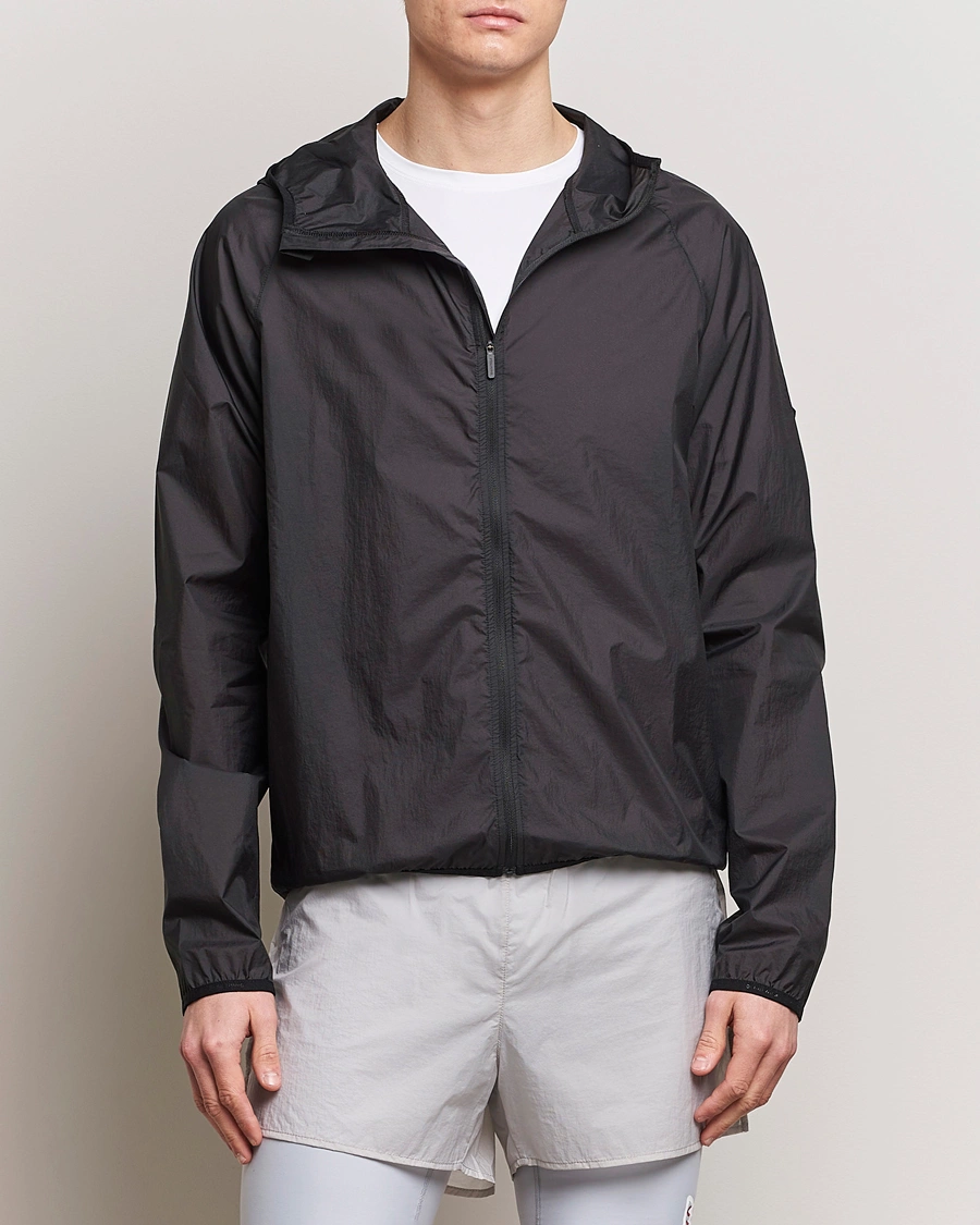 Mies | Takit | District Vision | Ultralight Packable DWR Wind Jacket Black