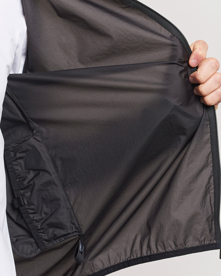 Mies | Takit | District Vision | Ultralight Packable DWR Wind Jacket Black