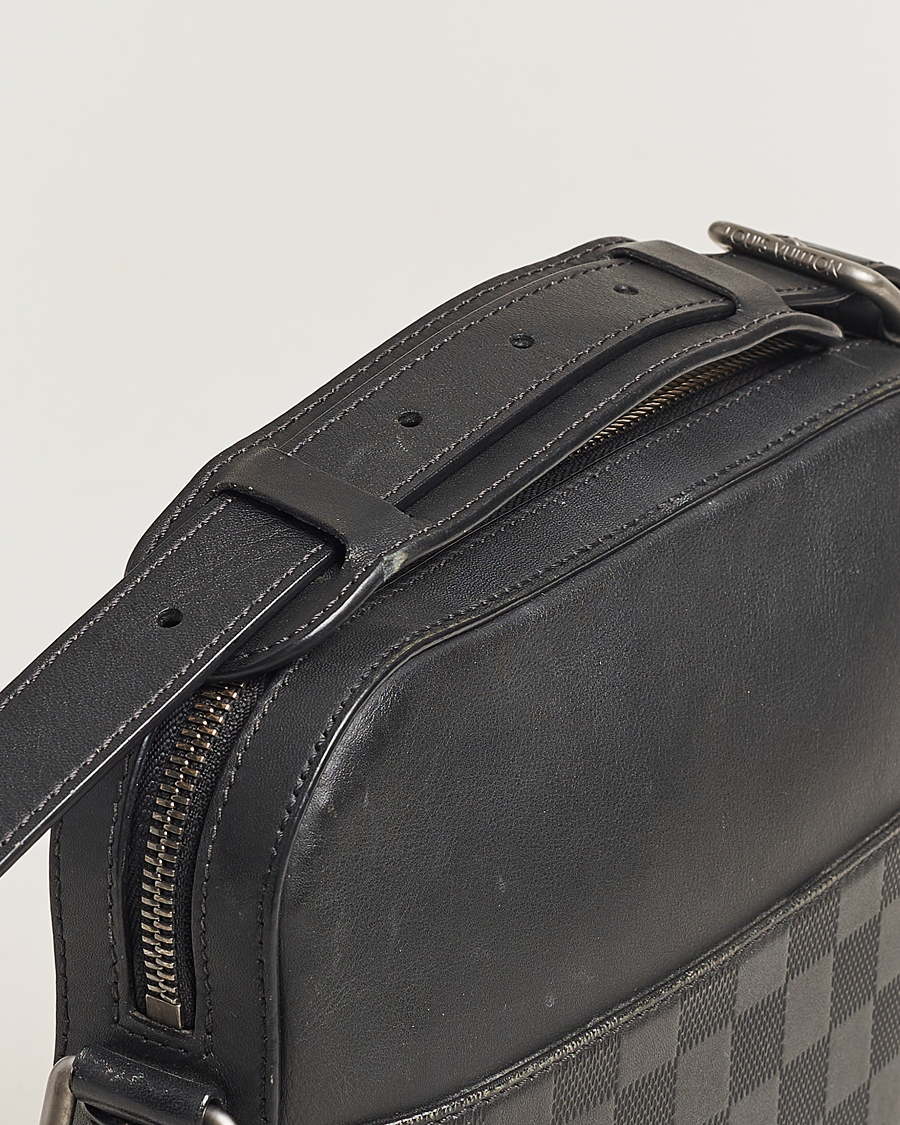 Mies | Louis Vuitton Pre-Owned Damier Infini Pochette District Shoulder Bag | Louis Vuitton Pre-Owned | Damier Infini Pochette District Shoulder Bag