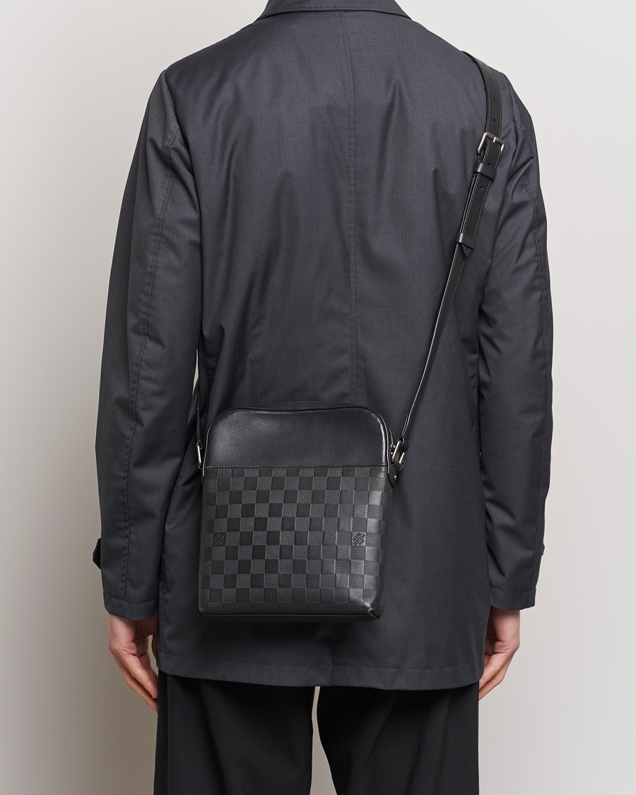 Mies | Louis Vuitton Pre-Owned | Louis Vuitton Pre-Owned | Damier Infini Pochette District Shoulder Bag 