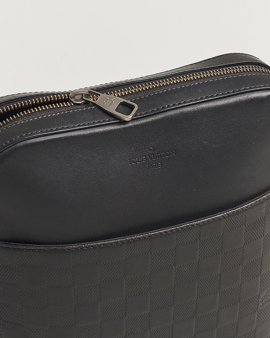 Mies | Louis Vuitton Pre-Owned Damier Infini Pochette District Shoulder Bag | Louis Vuitton Pre-Owned | Damier Infini Pochette District Shoulder Bag