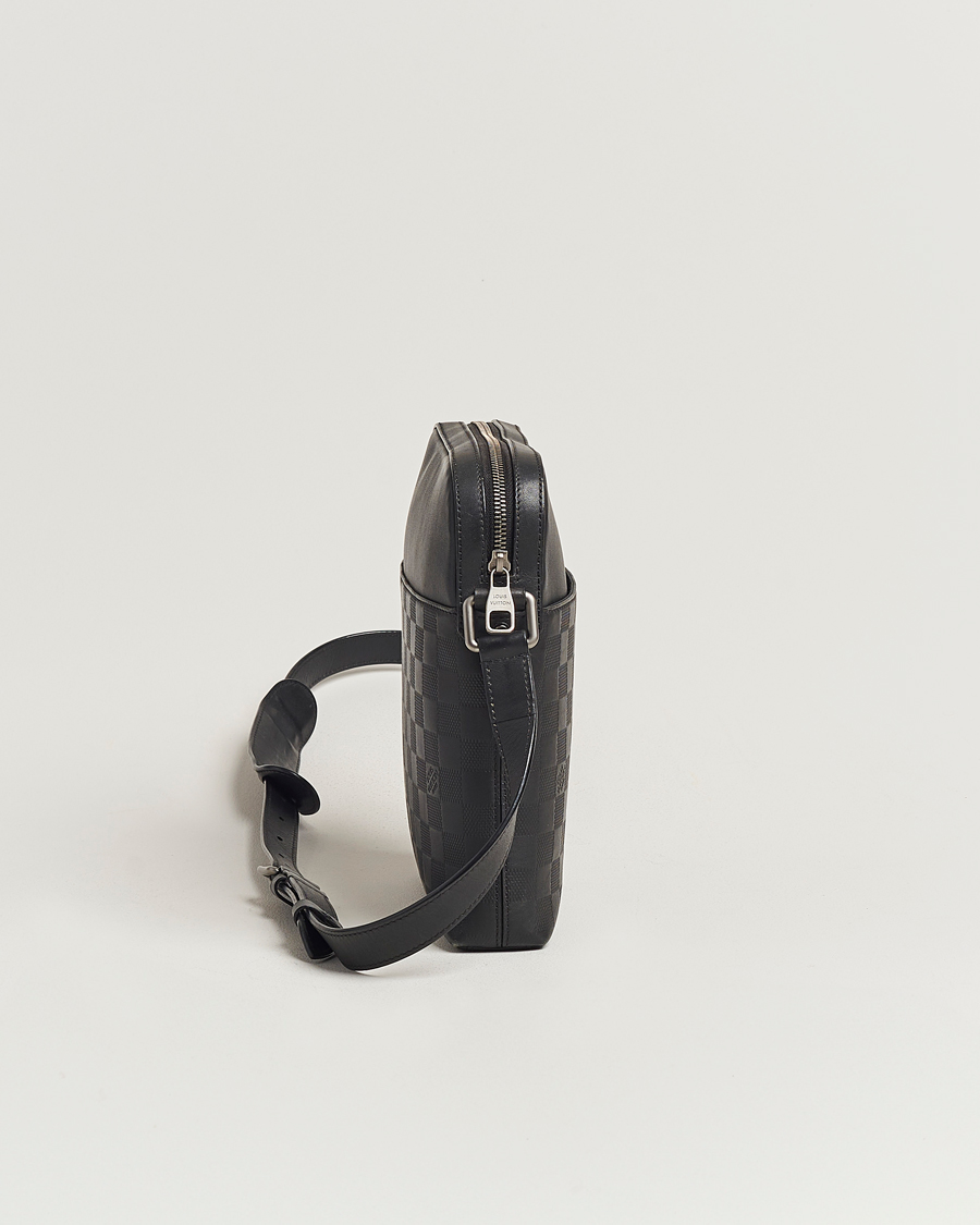 Mies | Louis Vuitton Pre-Owned Damier Infini Pochette District Shoulder Bag | Louis Vuitton Pre-Owned | Damier Infini Pochette District Shoulder Bag