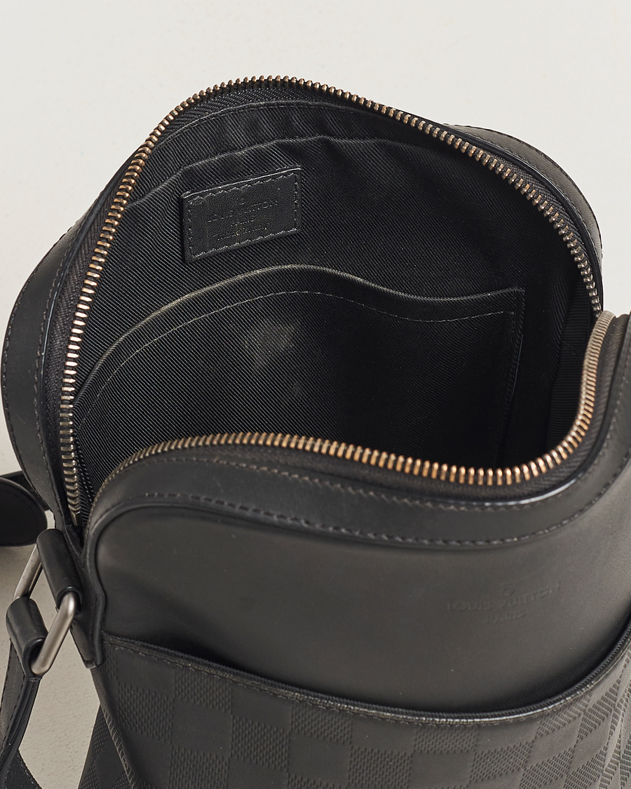 Mies | Louis Vuitton Pre-Owned Damier Infini Pochette District Shoulder Bag | Louis Vuitton Pre-Owned | Damier Infini Pochette District Shoulder Bag