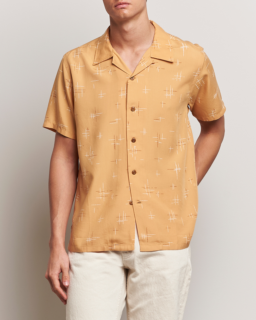 Herr | Kläder | Nudie Jeans | Arvid 50s Hawaii Shirt Ochre