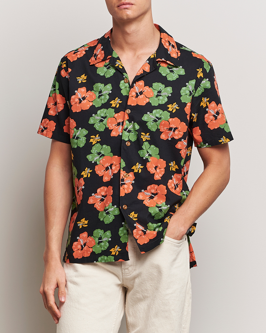 Herr | Nya produktbilder | Nudie Jeans | Arvid Flower Hawaii Shirt Black