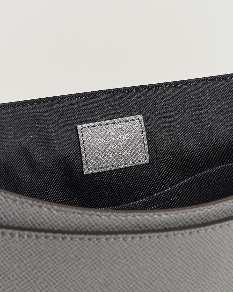 Mies | Louis Vuitton Pre-Owned District PM Taiga Messenger Grey | Louis Vuitton Pre-Owned | District PM Taiga Messenger Grey