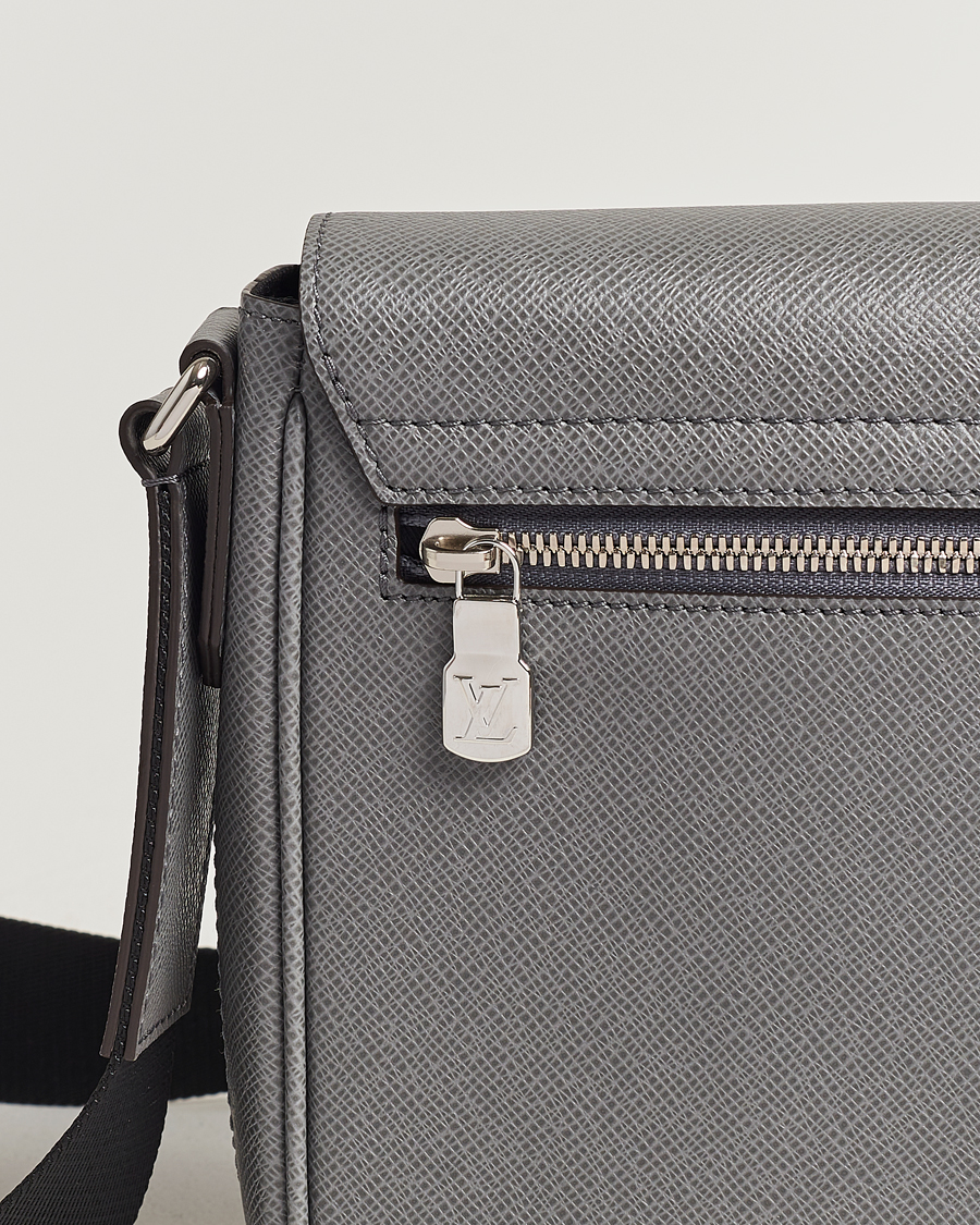 Mies | Louis Vuitton Pre-Owned District PM Taiga Messenger Grey | Louis Vuitton Pre-Owned | District PM Taiga Messenger Grey
