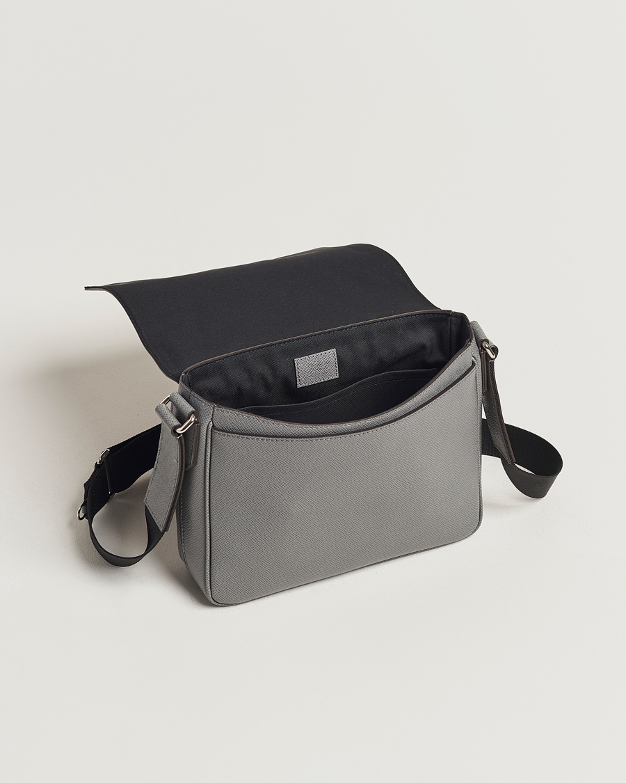 Mies | Louis Vuitton Pre-Owned District PM Taiga Messenger Grey | Louis Vuitton Pre-Owned | District PM Taiga Messenger Grey