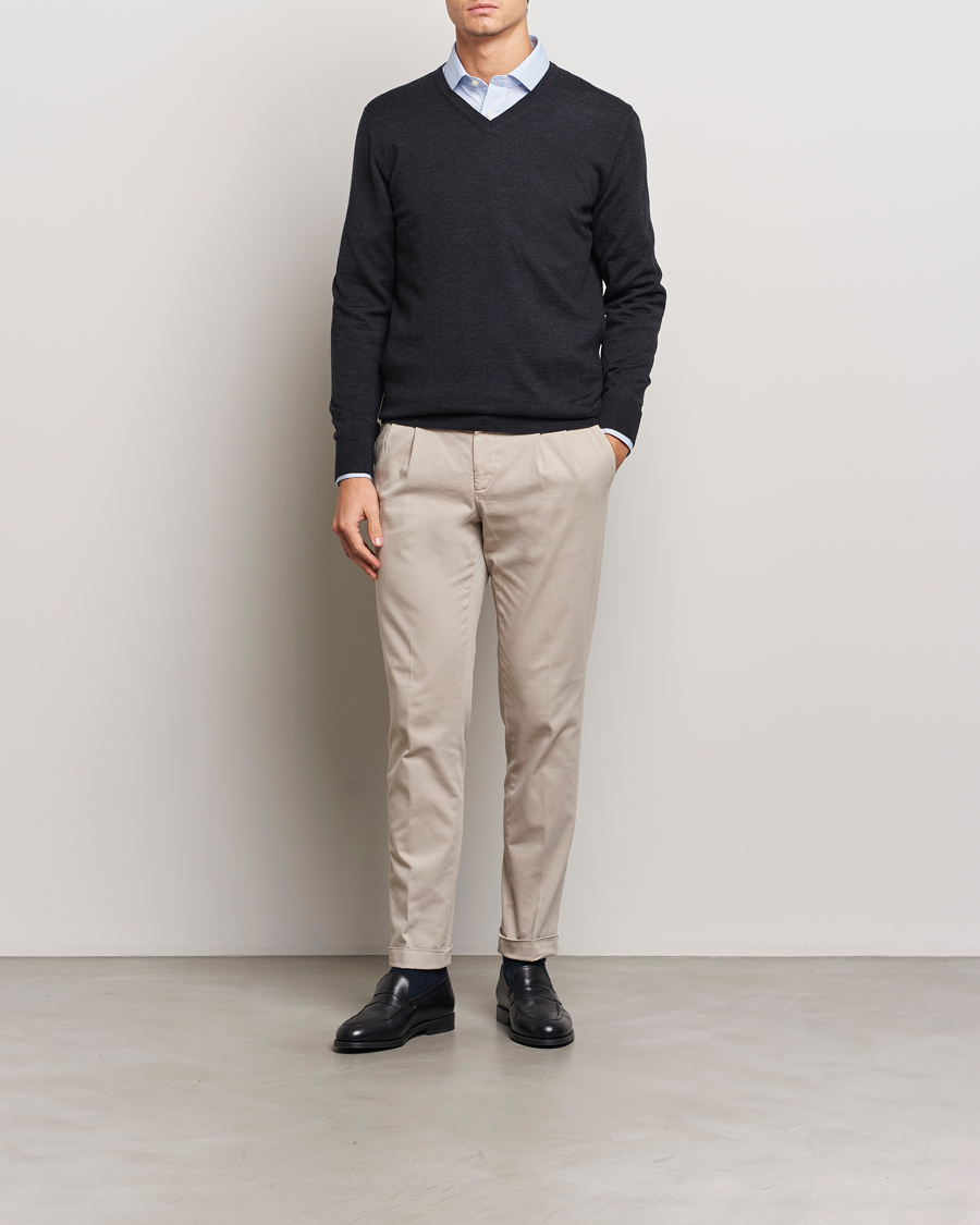Mies | Puserot | Charles Tyrwhitt | Pure Merino V-Neck Jumper Dark Charcoal