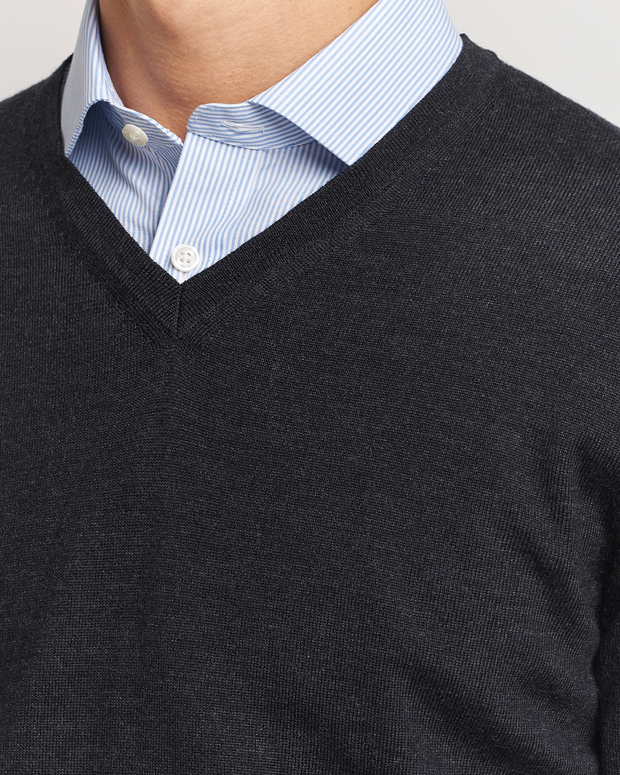 Mies | Puserot | Charles Tyrwhitt | Pure Merino V-Neck Jumper Dark Charcoal