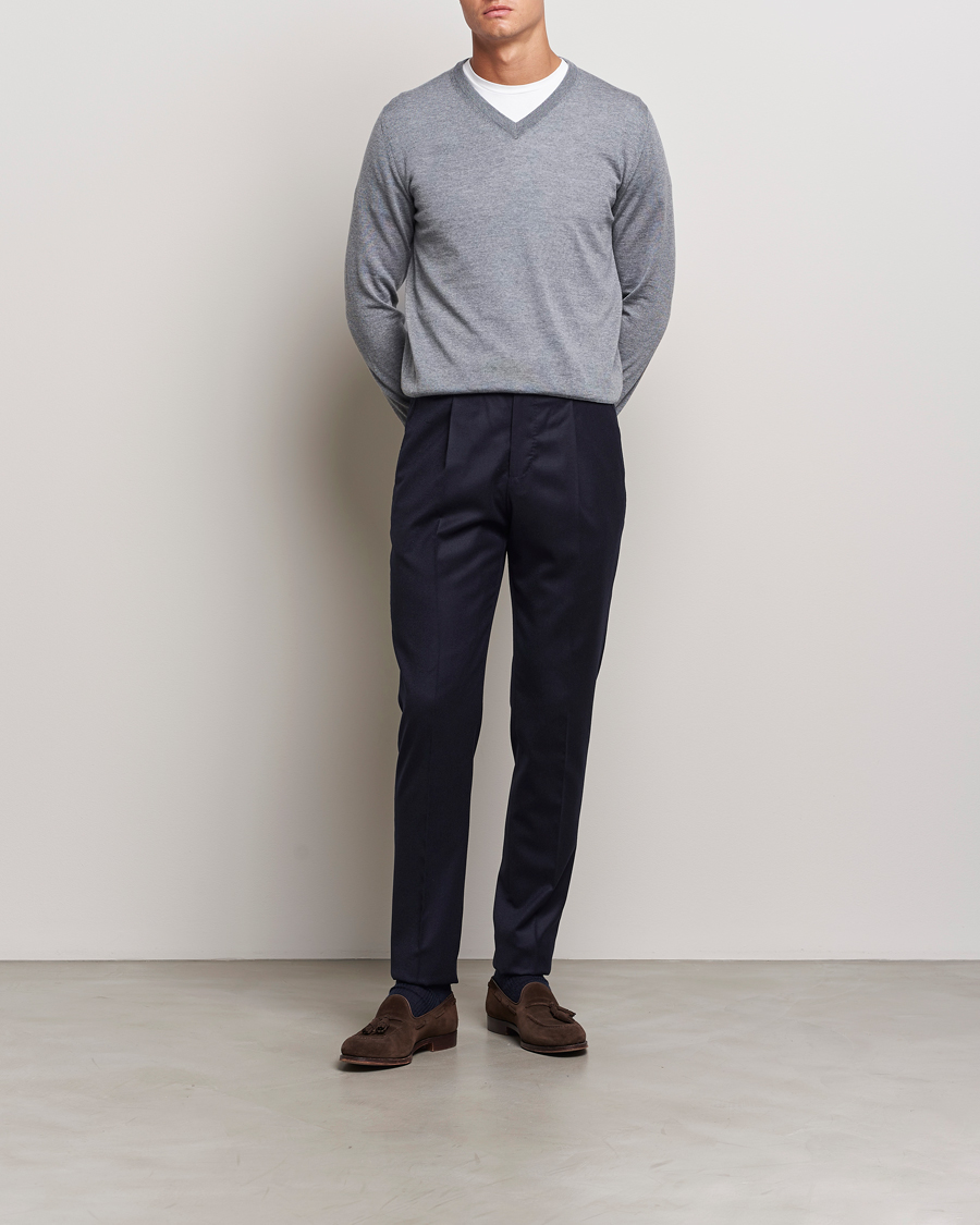 Mies | Puserot | Canali | Merino Wool V-Neck Light Grey