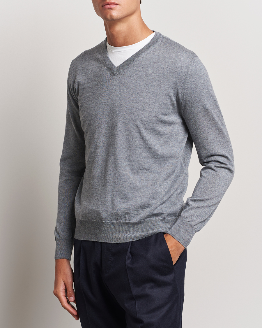 Mies | Puserot | Canali | Merino Wool V-Neck Light Grey