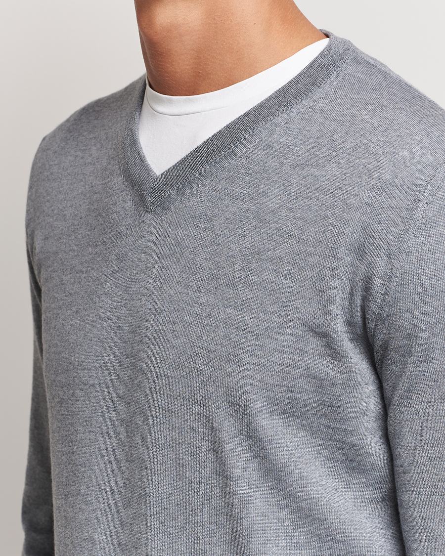 Mies | Puserot | Canali | Merino Wool V-Neck Light Grey
