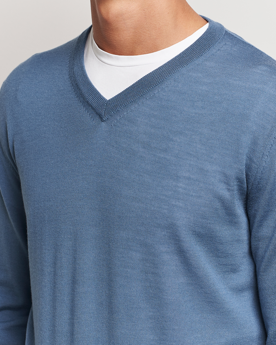 Mies | Puserot | Canali | Merino Wool V-Neck Light Blue