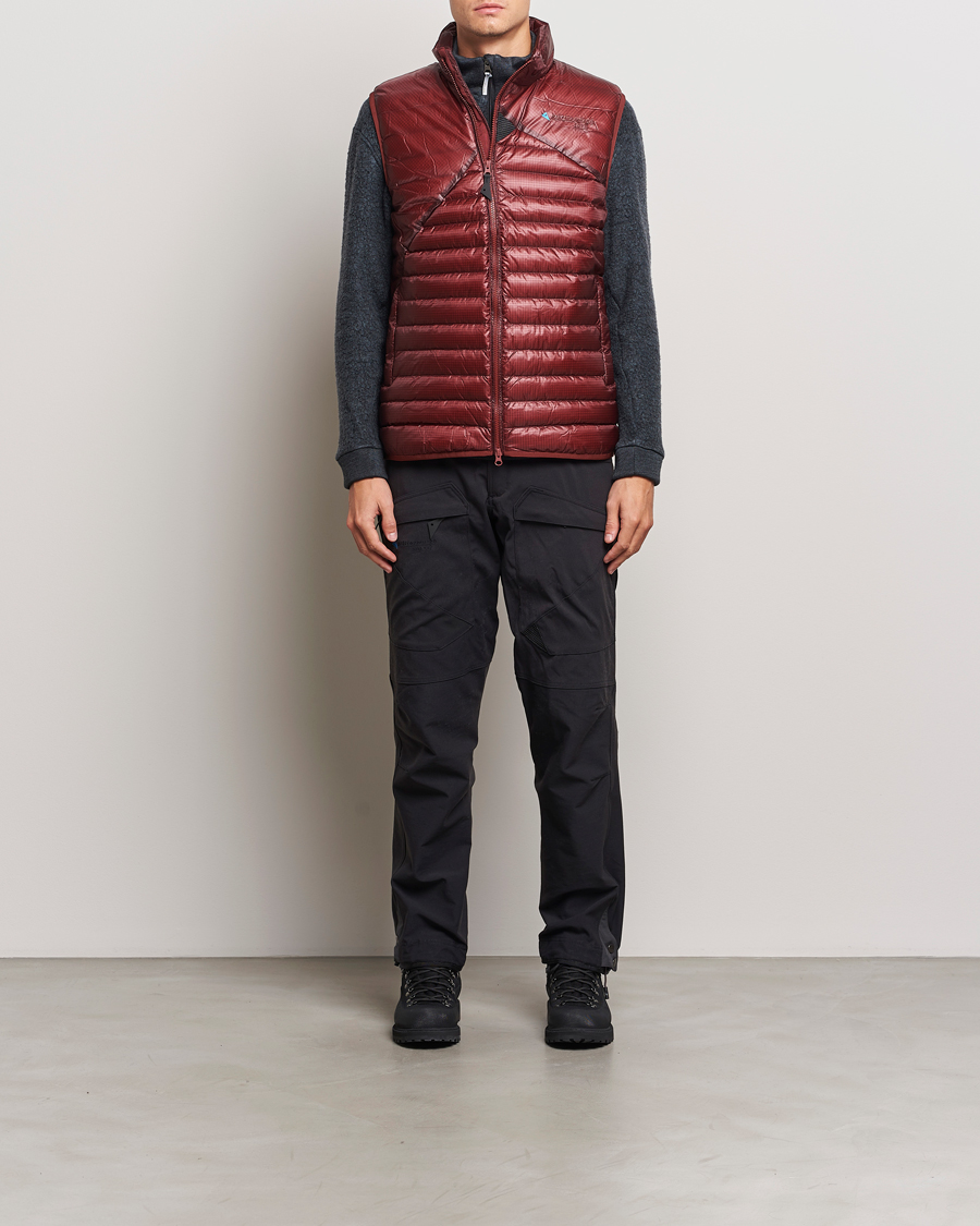 Mies | Takit | Klättermusen | Lopt Lightweight Down Vest Madder Red