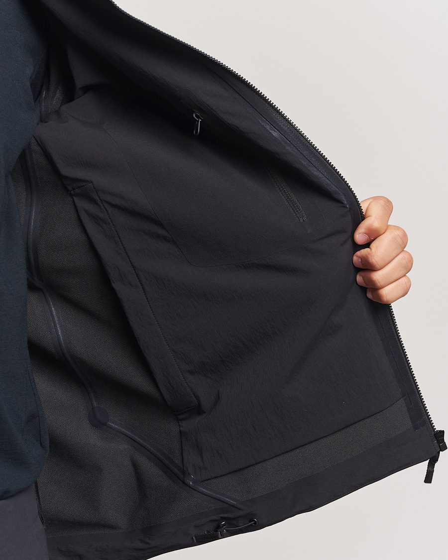 Mies | Takit | Arc'teryx Veilance | Isogon GORE-TEX Hooded Shell Jacket Black