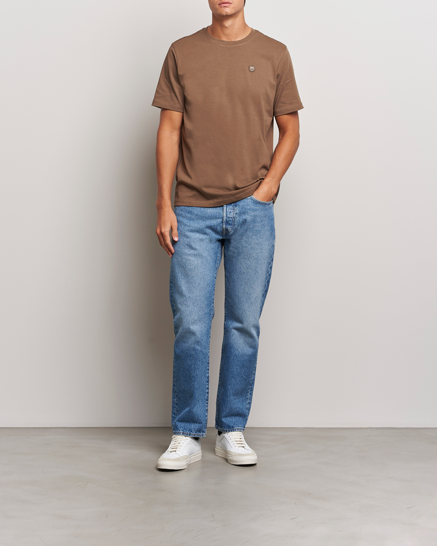 Mies | T-paidat | KnowledgeCotton Apparel | Loake Badge T-Shirt Brown