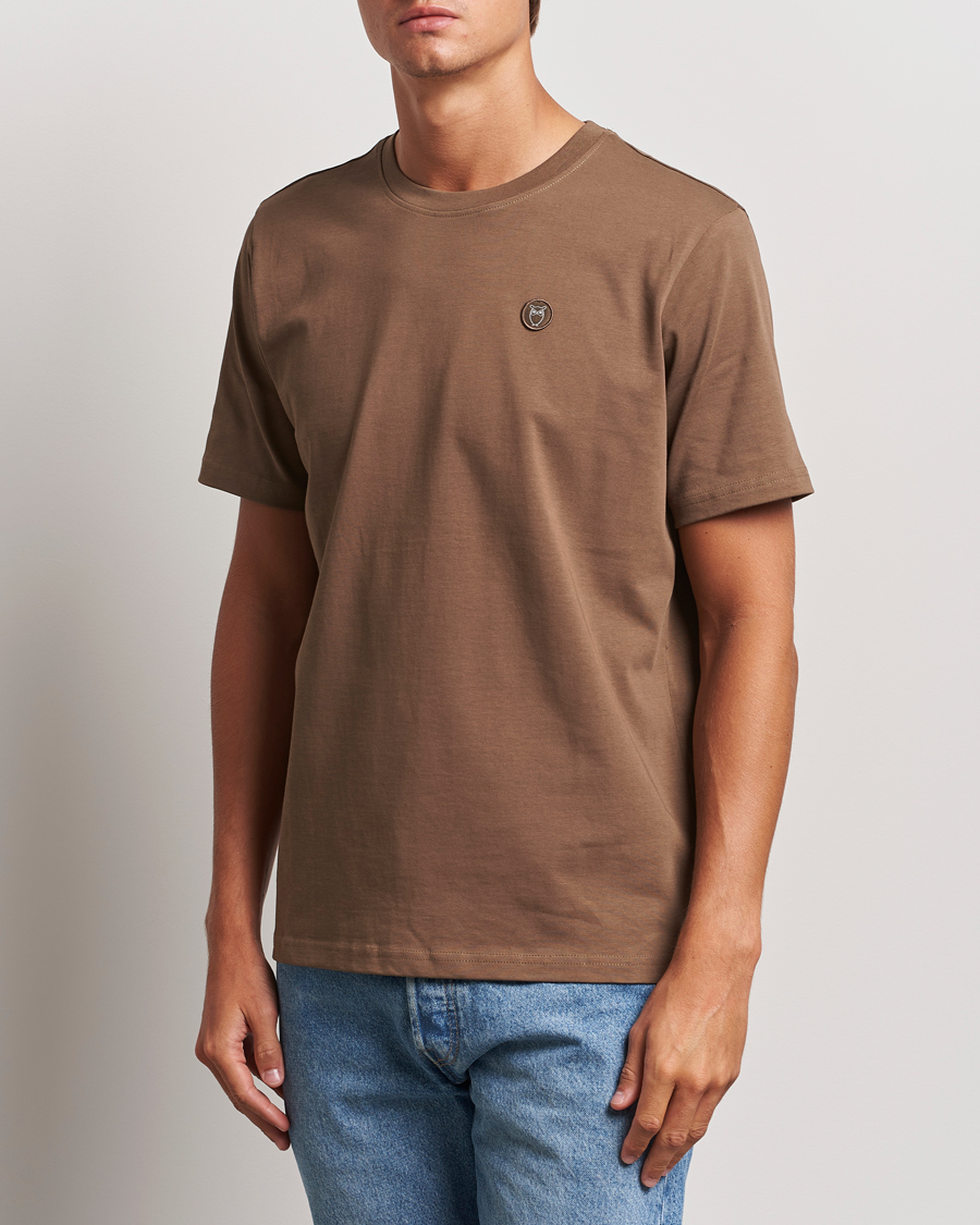 Mies | T-paidat | KnowledgeCotton Apparel | Loake Badge T-Shirt Brown