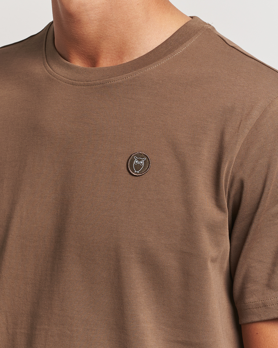 Mies | T-paidat | KnowledgeCotton Apparel | Loake Badge T-Shirt Brown