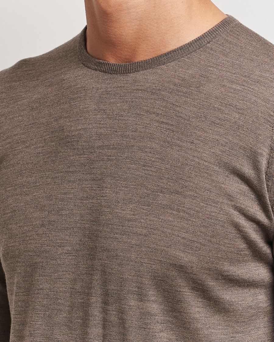 Mies | Puserot | John Smedley | Lundy Extra Fine Merino Crew Neck Mushroom Brown