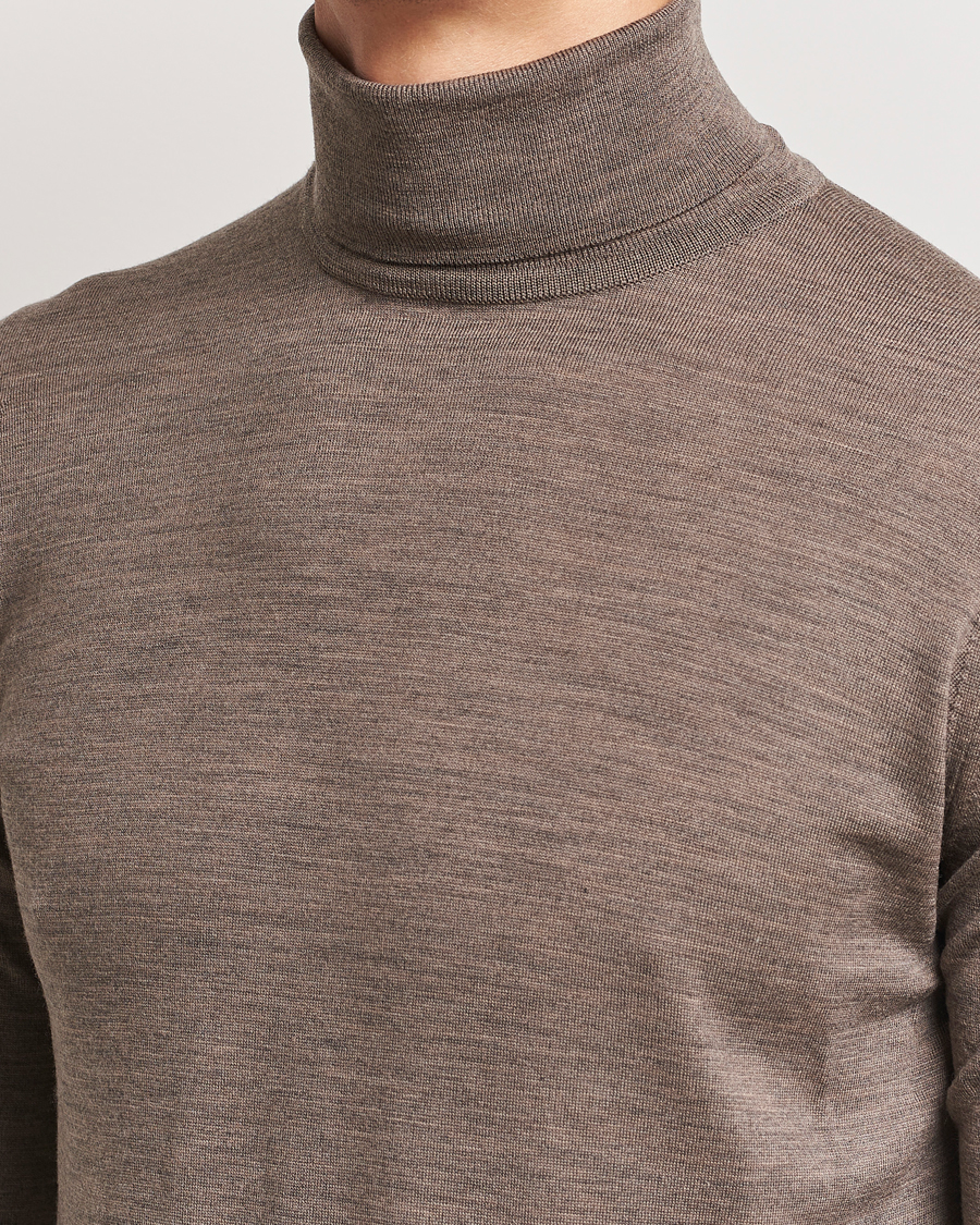 Mies | Puserot | John Smedley | Cherwell Extra Fine Merino Rollneck Mushroom Brown