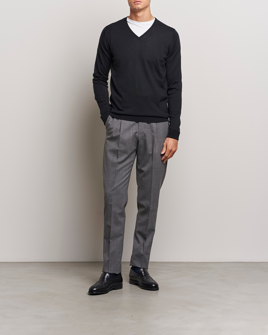 Mies | Puserot | John Smedley | Bobby Extra Fine Merino V-Neck Pullover Black
