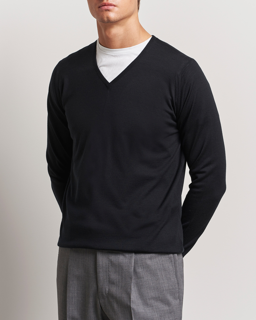 Mies | Puserot | John Smedley | Bobby Extra Fine Merino V-Neck Pullover Black