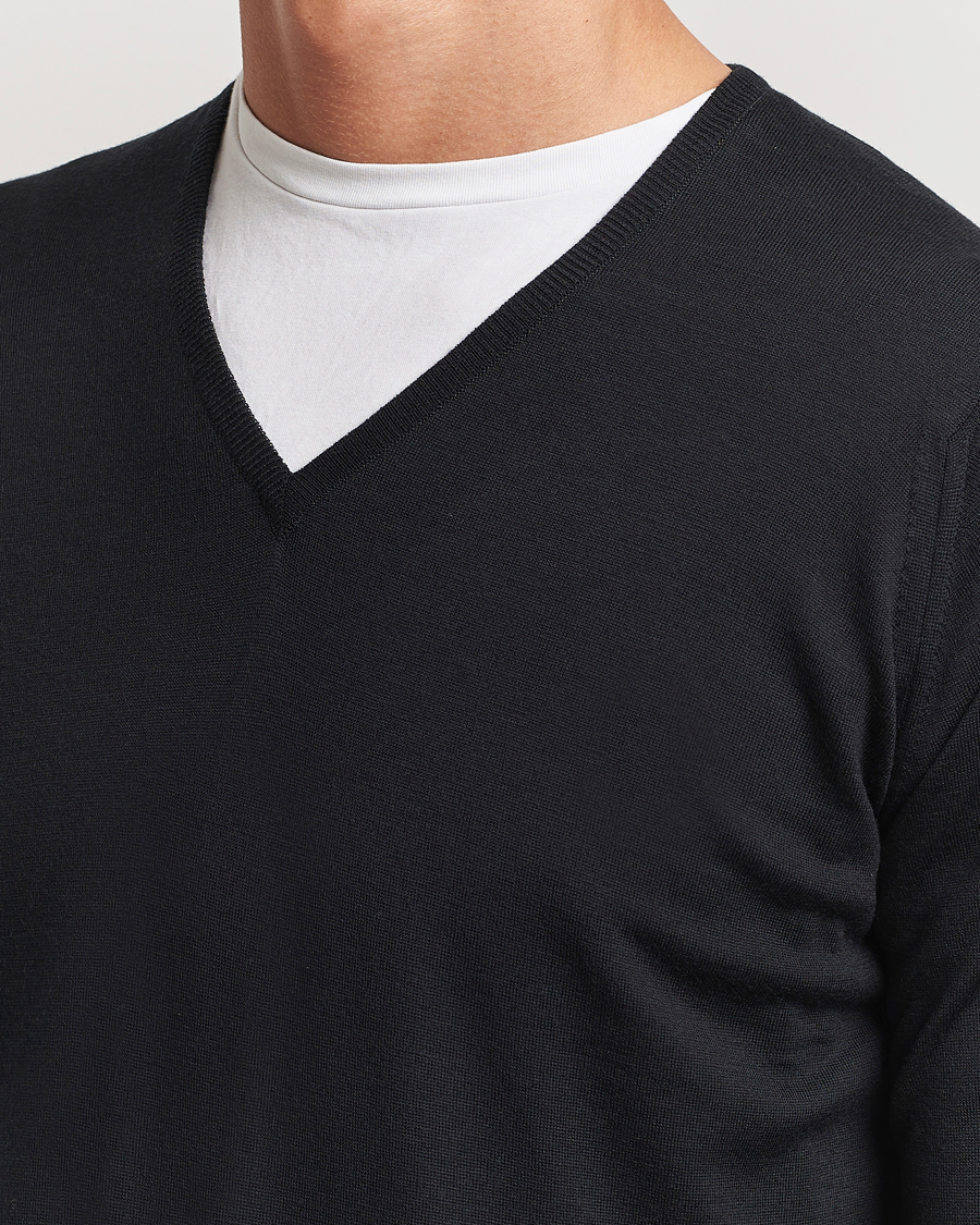 Mies | Puserot | John Smedley | Bobby Extra Fine Merino V-Neck Pullover Black