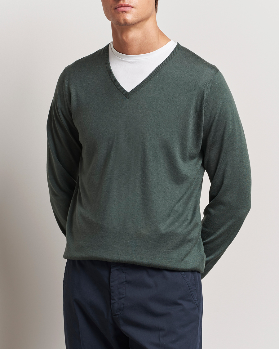 Mies |  | John Smedley | Bobby Extra Fine Merino V-Neck Pullover Dark Green