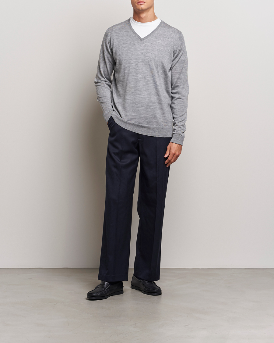 Mies | Puserot | John Smedley | Bobby Extra Fine Merino V-Neck Pullover Silver Grey