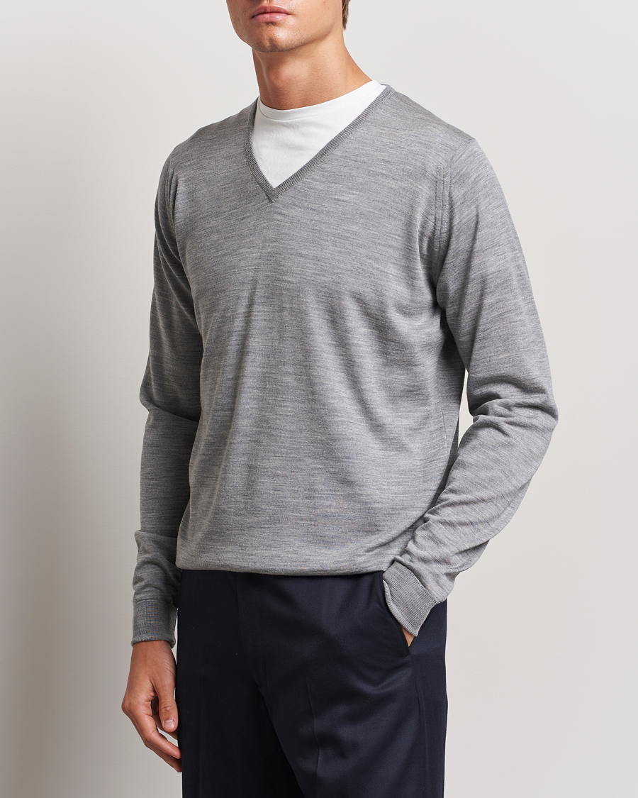 Mies | Puserot | John Smedley | Bobby Extra Fine Merino V-Neck Pullover Silver Grey