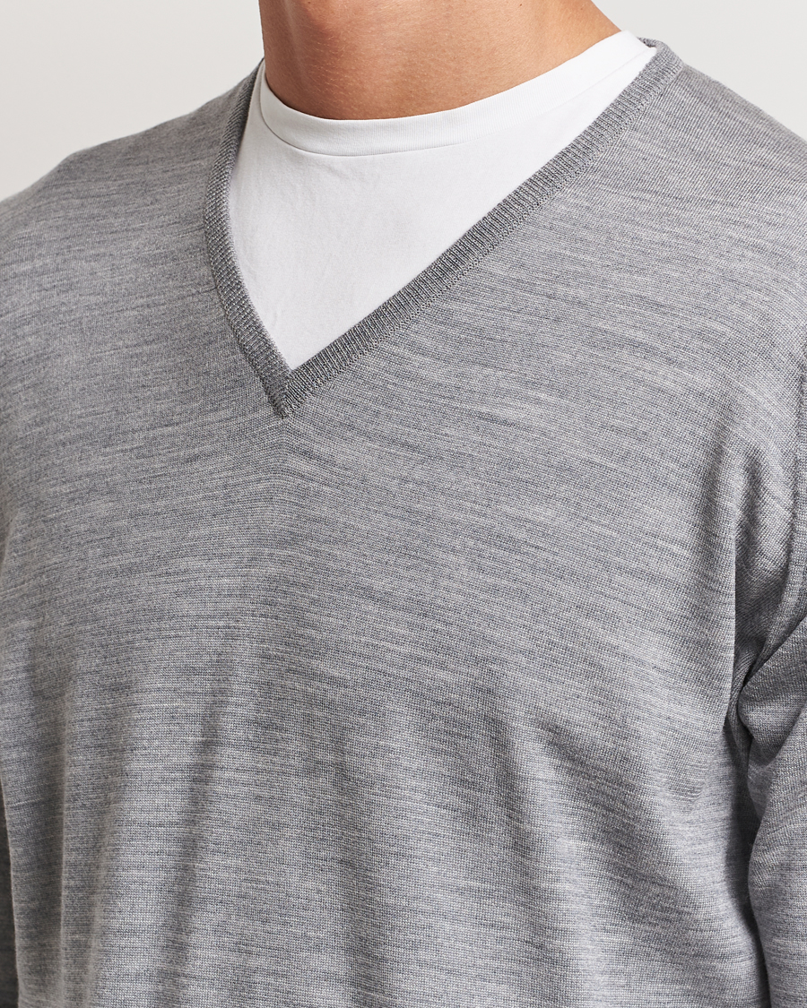 Mies | Puserot | John Smedley | Bobby Extra Fine Merino V-Neck Pullover Silver Grey