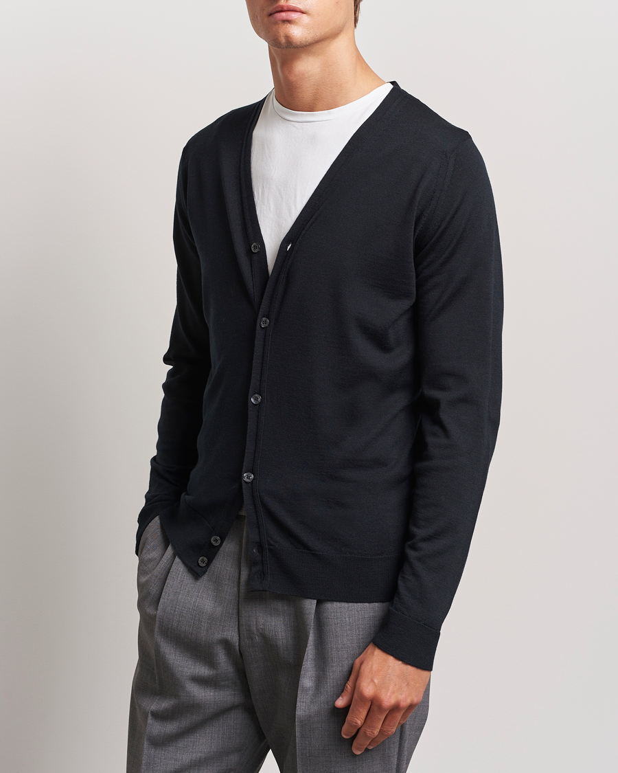 Mies | Puserot | John Smedley | Petworth Extra Fine Merino Cardigan Black