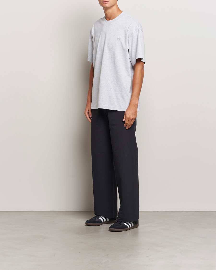 Mies | T-paidat | adidas Originals | Essential Crew Neck T-Shirt Light Grey