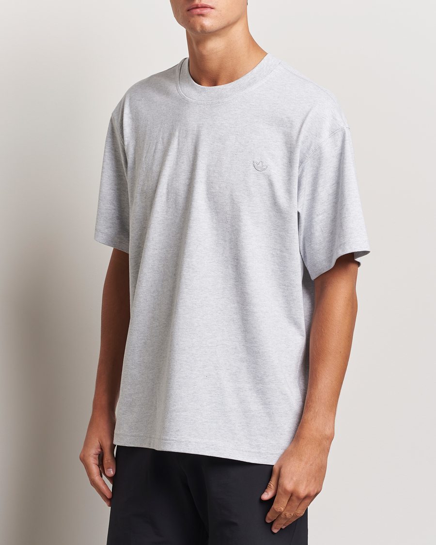 Mies | T-paidat | adidas Originals | Essential Crew Neck T-Shirt Light Grey