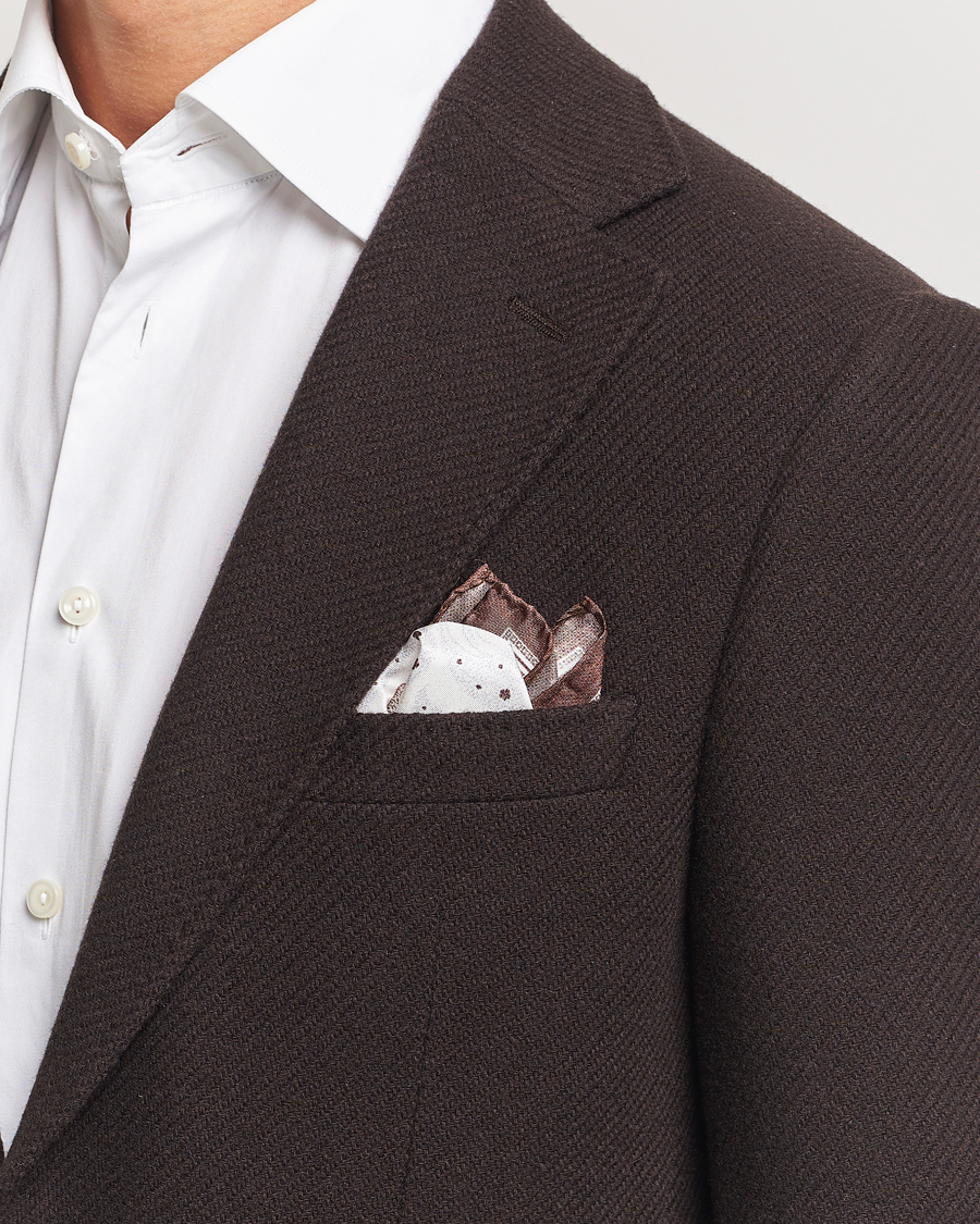 Mies | Amanda Christensen Silk Twill Printed Flower Pocket Square Brown | Amanda Christensen | Silk Twill Printed Flower Pocket Square Brown