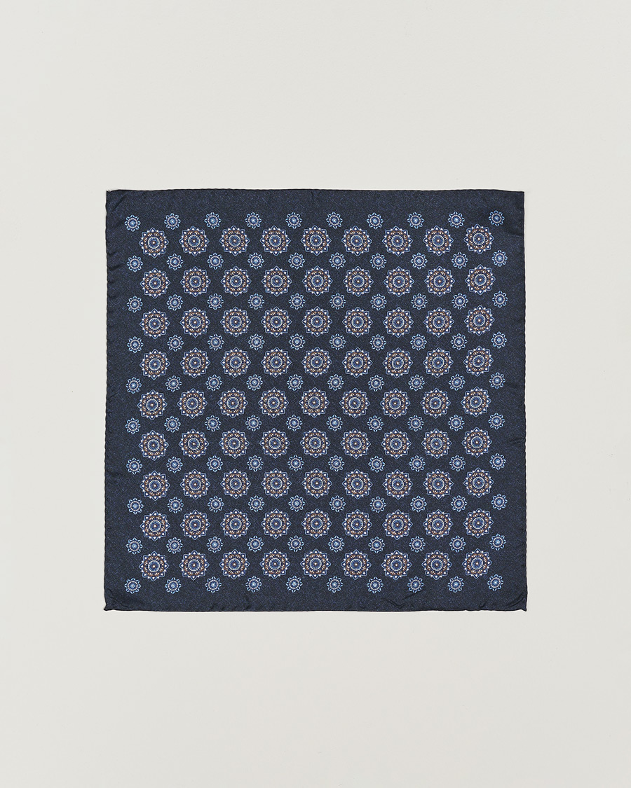 Mies | Amanda Christensen Silk Twill Printed Flower Pocket Square Navy | Amanda Christensen | Silk Twill Printed Flower Pocket Square Navy