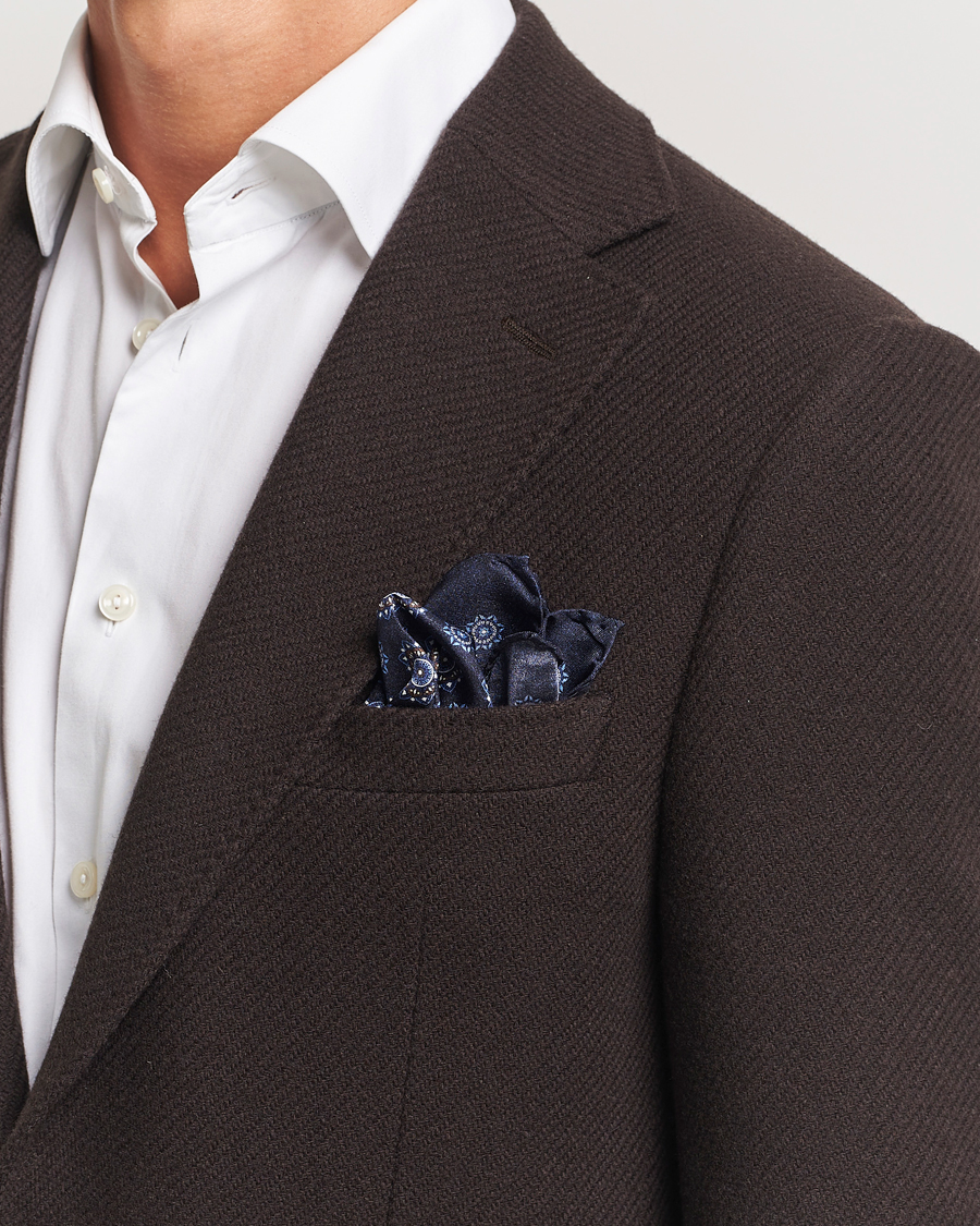 Mies | Amanda Christensen Silk Twill Printed Flower Pocket Square Navy | Amanda Christensen | Silk Twill Printed Flower Pocket Square Navy