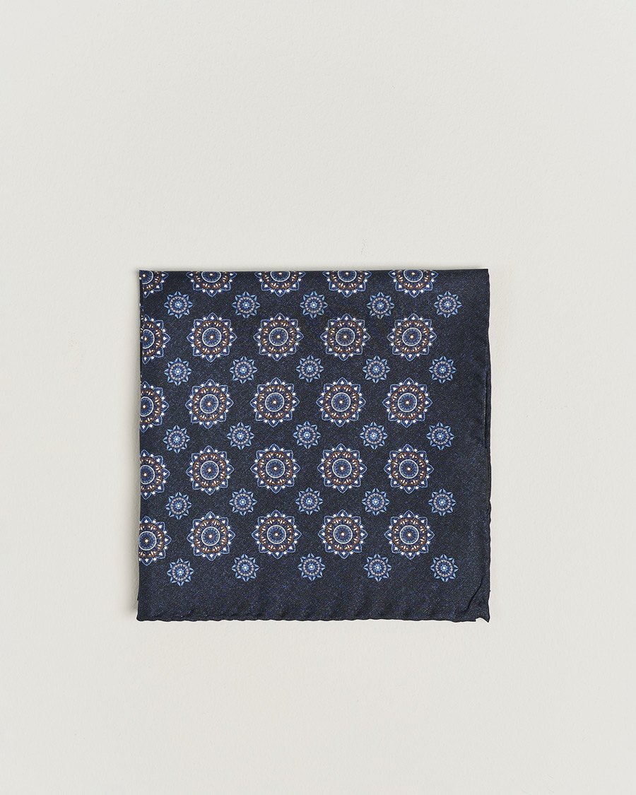 Mies | Amanda Christensen Silk Twill Printed Flower Pocket Square Navy | Amanda Christensen | Silk Twill Printed Flower Pocket Square Navy