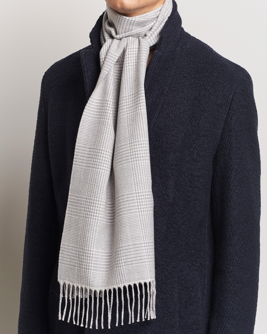 Mies | Eton Merino Wool Prince Of Wales Scarf Grey | Eton | Merino Wool Prince Of Wales Scarf Grey